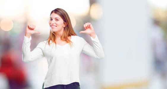 年轻美丽的女孩以自豪, 快乐和自信的表达;微笑和成功的把握, 用双手