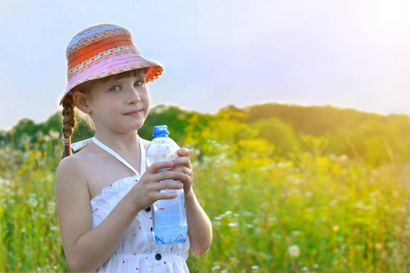 小女孩在自然的一瓶水