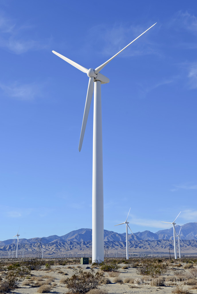 可替代能源的概念,风电机组在沙漠景观与蓝蓝的天空