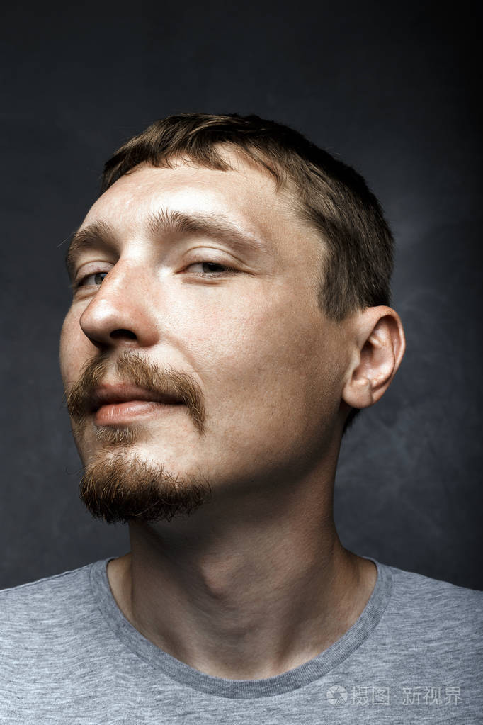 一个古怪的魅力创造傲慢的人的肖像, 特写, 前脸