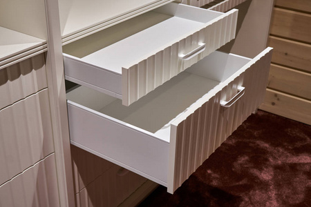 衣柜特写更衣室内的豪华衣柜.抽屉特写照片