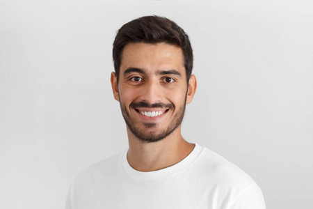 高兴的样子时尚的胡子男子与时髦的发型微笑着对相机, 有高兴的表情和