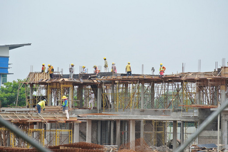 在建筑工地施工的建筑工人图片