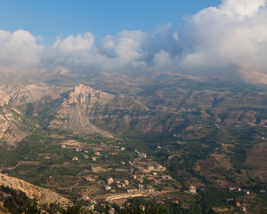 在小镇的 Bsharri 在黎巴嫩谷里查看