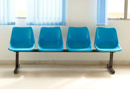 蓝色的空椅子上等候室