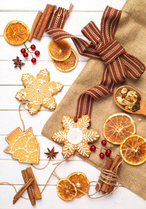 圣诞快乐海报或明信片设计。复古装饰, 姜饼饼干和在上面的灯板上的橘子干
