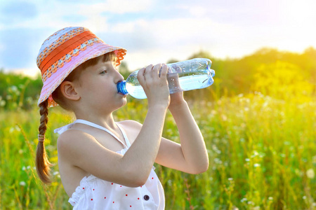 孩子, 孩子, 喝塑料瓶里的水