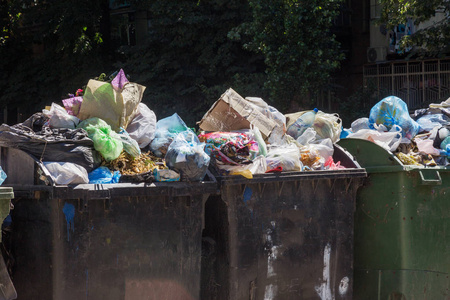 路上废弃的垃圾.大城市的废物管理问题照片