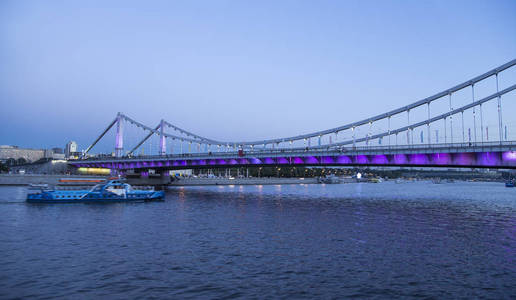 莫斯科河Krymsky 或克里米亚大桥 夜间 是俄罗斯莫斯科的一座钢吊桥。桥横跨莫斯科河1800米西南从克里姆林宫
