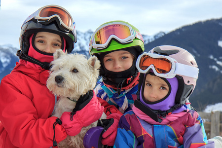 女孩与狗滑雪度假