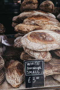 在街头市场上出售的新鲜白色酵母面包