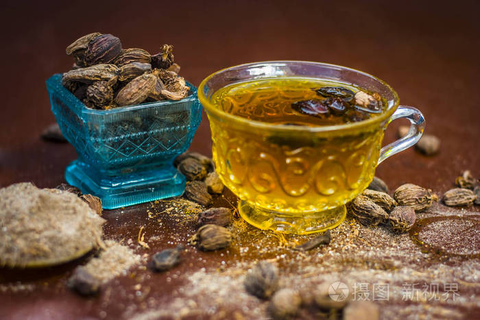 黑豆蔻茶的粉和生全黑豆蔻的关闭