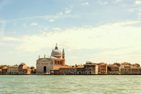 白天从海边眺望威尼斯全景