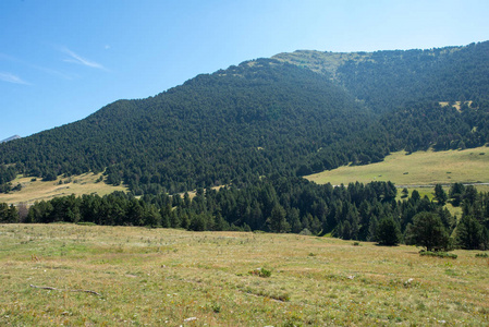 Montgarri 山在蓝天下, 阿兰山谷, 西班牙