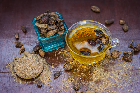 黑豆蔻茶的粉和生全黑豆蔻的关闭