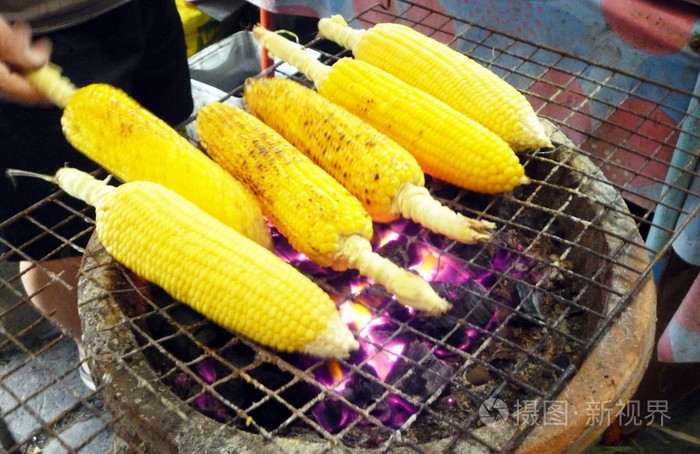 在炉子上烤玉米