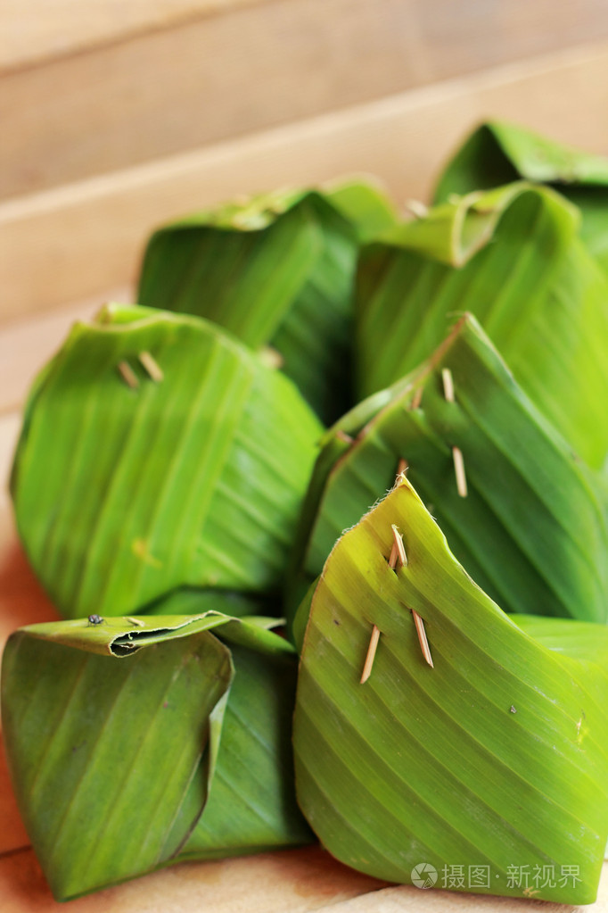 与奶油用芭蕉叶包裹的糯米饭