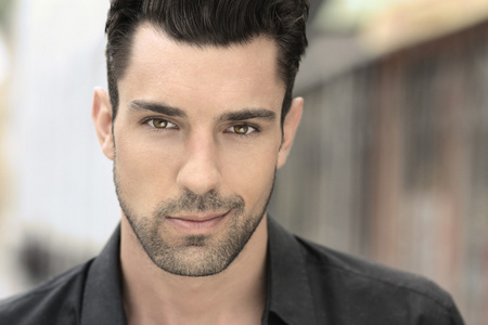 男模特女人的脚,在男人的脸拉她的男友的女人接近她英俊年轻男模特戴