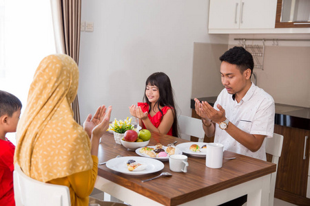 亚洲穆斯林家庭在进食前祈祷