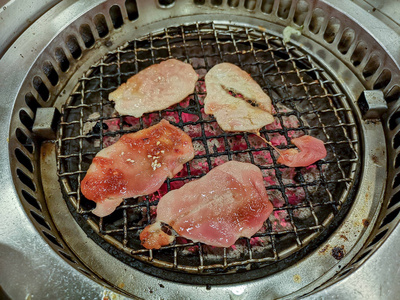 烧烤炉烤猪肉煮饭