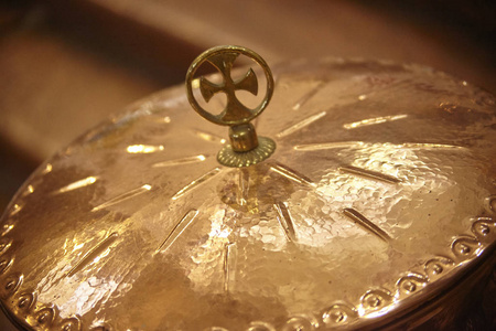 在天主教基督教洗礼仪式上用作礼仪对象的铜碗的细节