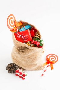 礼物和玩具圣诞节在工艺袋白色背景, 垂直拍摄