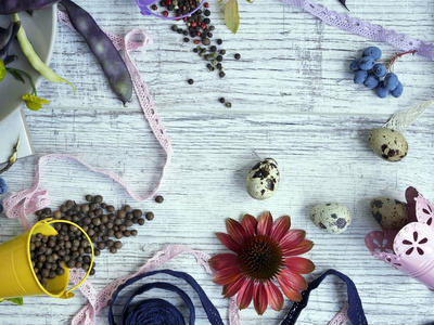 装饰性季节性静物鹌鹑蛋, 水果, 浆果, 蔬菜, 香料在一个光背景的框架, 帆布, 木板, 顶部视图