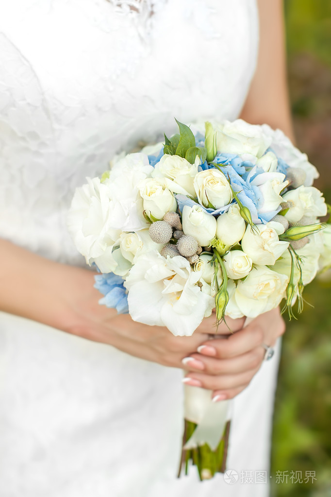 新娘手持花束