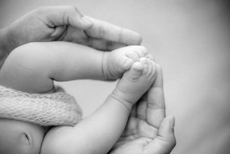 婴儿的脚在父母的手中。幸福家庭理念