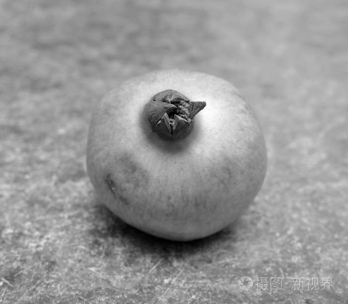 桌子上的苹果黑白相间的照片