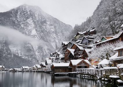 奥地利的哈尔斯塔特村。美丽的村庄在山谷在湖附近。自然的冬天土地在奥地利