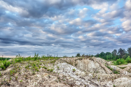 水土污染在森林边缘的沙采石场, 水土流失, 天空与云在日落照片