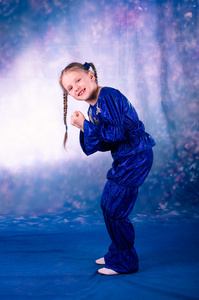 跳舞在蓝色服装的小女孩图片