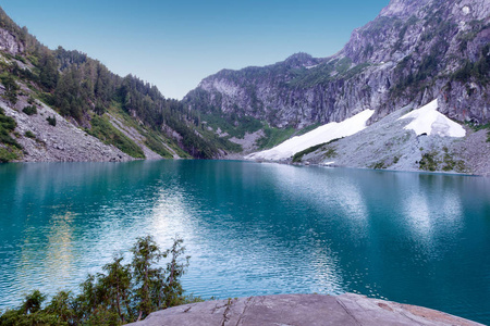 夏季有山水的冰川湖