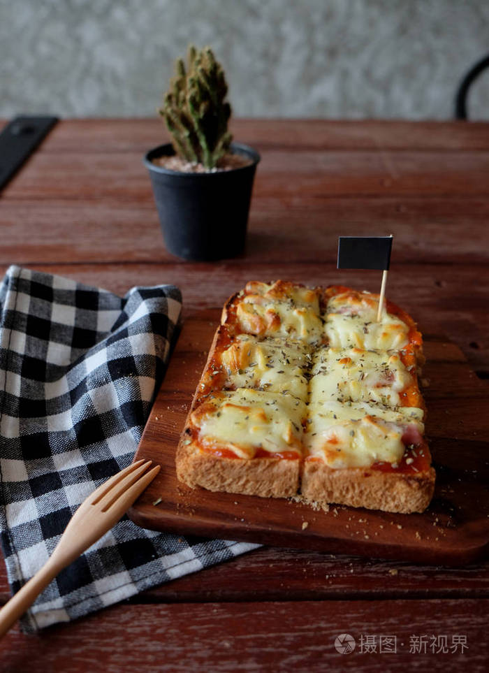比萨饼烤面包配番茄酱和火腿奶酪选择性对焦, 图片复古风格