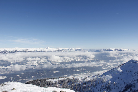 查看从黄金角 2.142 m，斯皮特尔，克恩顿奥地利顶下来进山谷在冬天