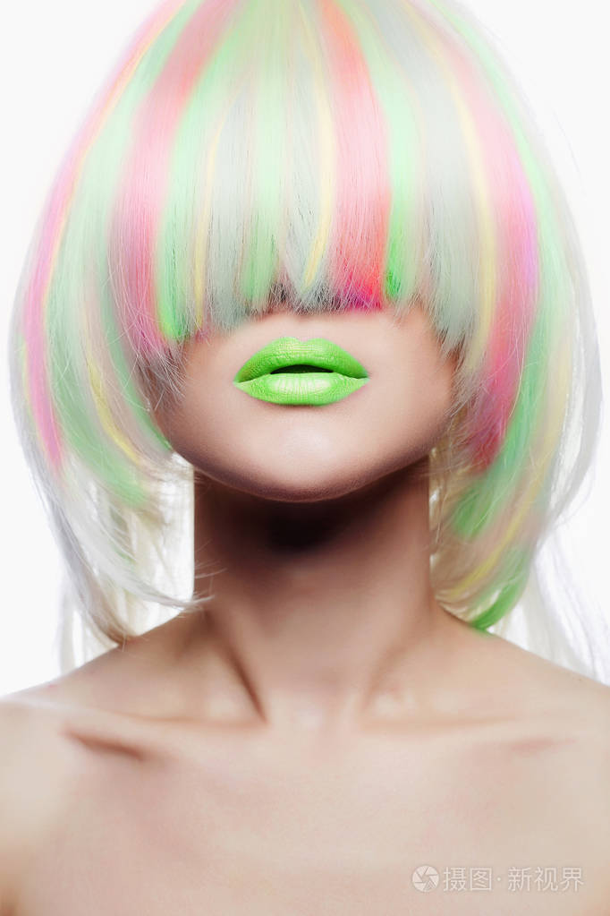 五颜六色的头发女孩.美丽的时装模特与彩色染发.