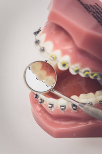 详细关闭在假牙或桌子上的牙齿上工作的牙科器械, 牙科