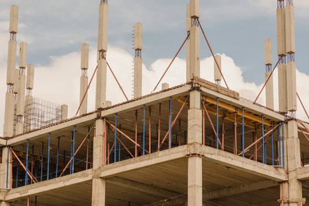 废弃施工现场混凝土框架结构照片