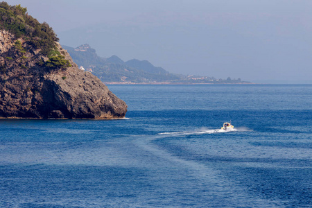 4.这艘快艇在靠近海岸的公海上快速地滑行