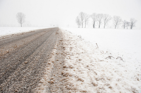 大雪覆盖的道路