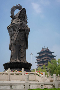 湖北武汉桂圆寺雕像与塔图片