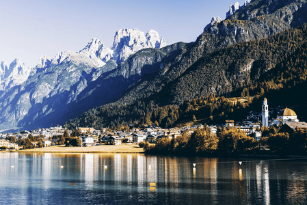 美丽的山村风景在秋天季节图片