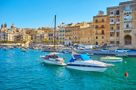 在前往森格莱阿的中世纪城市的旅途中放松身心, 享受 Vittoriosa Birgu 和风景如画的游艇码头的建筑, 马耳他