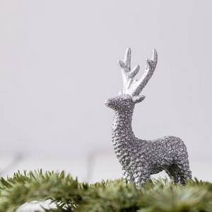 银色鹿圣诞节装饰与拷贝空间图片