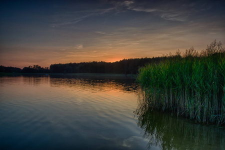 夕阳在风景如画的湖面上