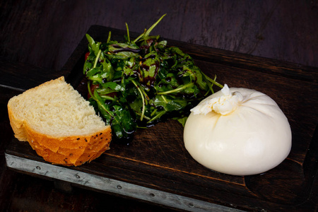 Buratta 乳酪与 ruccola 和面包