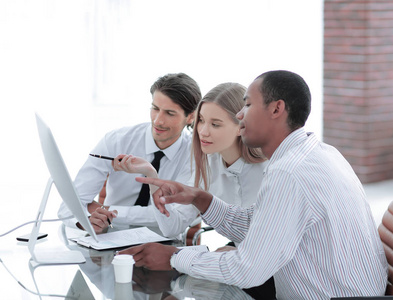 商务团队从互联网上讨论信息照片