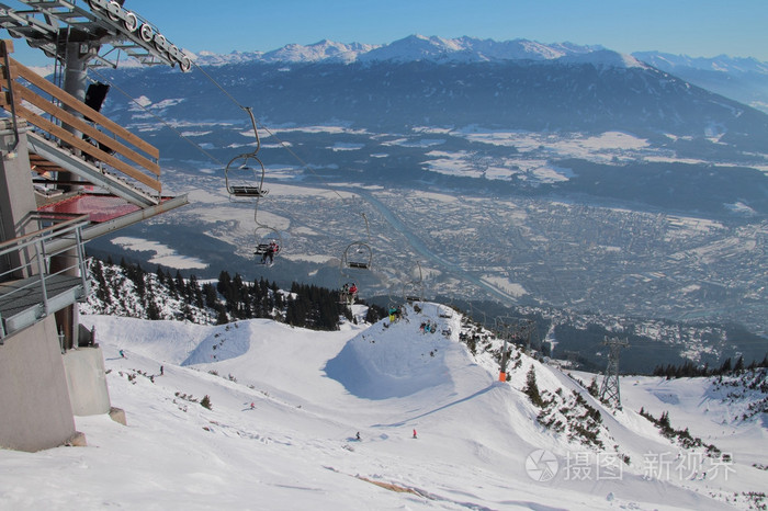 在阿尔卑斯山的滑雪胜地。奥地利因斯布鲁克