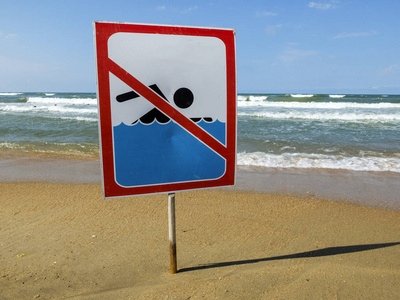 在海滩与人游泳, 而不是符号, 警告不许游泳